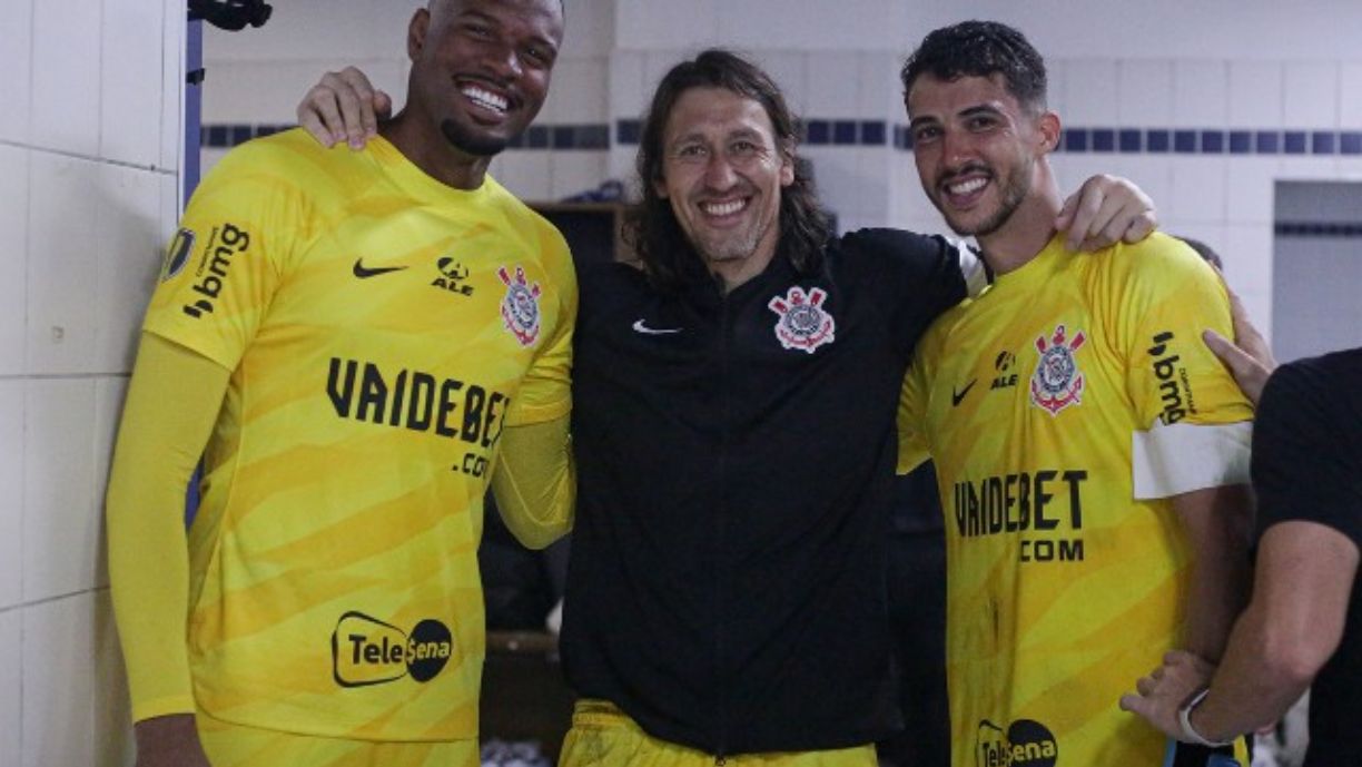 QUE HISTÓRIA É ESSA? CORINTHIANS COLOCA EX-ZAGUEIRO DO FLAMENGO NO GOL DEPOIS DE EXPULSÃO DE CÁSSIO